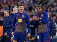 Lewandowski sonríe con Lamine Yamal este sábado en el Spotify Camp Nou.