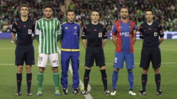 El árbitro Eduardo Prieto Iglesias acompañado por sus asistentes Francisco Javier García, Joan Mendez, el cuarto árbitro Oscar Sauleda y los capitanes Jorge Molina y Juanfran
