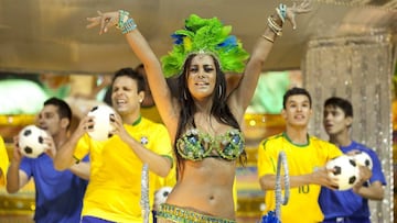 La modelo paraguaya Larissa Riquelme, con la escuela de samba del Grupo Especial Unidos de Vila Maria, durante un desfile en Sao Paulo