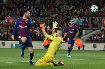 Lionel Messi scores their third goal to complete his hat-trick. (3-0)