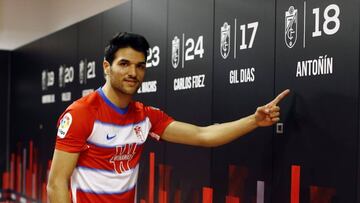 Anto&ntilde;&iacute;n en su presentaci&oacute;n con el Granada.