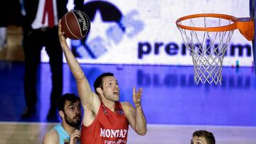 GRAF5116. FUENLABRADA (MADRID), 28/04/2018.- El alero estadounidense del Montakit Fuenlabrada Ian O&#039;Leary (c) lanza a canasta ante varios defensores del Barcelona Lassa, durante el partido de la Liga ACB de baloncesto disputado esta tarde en la local