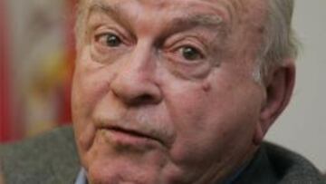 <b>RAULISTA.</b> El presidente de honor del Real Madrid afirma que el capitán blanco debería quedarse en el club toda la vida.