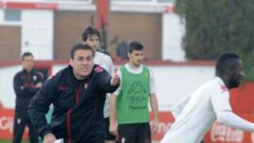 SE&Ntilde;ALADO. Sandoval da instrucciones durante un entrenamiento.
 