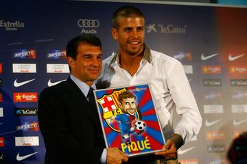 2008. Joan Laporta presenta a Gerard Piqué como nuevo jugador del FC Barcelona.