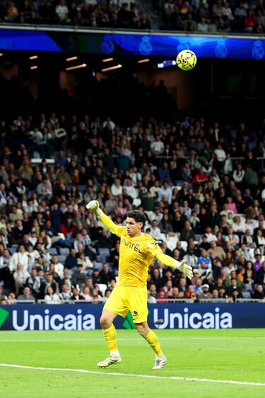 4-1. El jugador turco ve adelantando a Matías Dituro y dispara con la izquierda desde su propio campo. El portero del Elche solo puede ver como el balón bota en el área pequeña y se cuela en su portería.