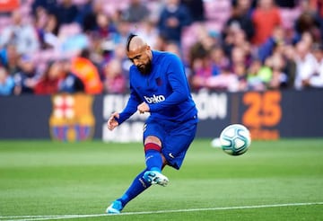 Arturo Vidal of FC Barcelona warms up prior to the La Liga match between FC Barcelona and Deportivo Alaves at Camp Nou on December 21, 2019