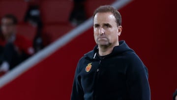 PALMA, 15/02/2026.- El entrenador del Mallorca Jagoba Arrasate durante el partido de la jornada 24 de LaLiga que RCD Mallorca y Real Betis disputan hoy domingo en el estadio de Son Moix. EFE/CATI CLADERA