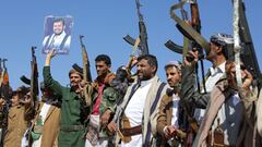 FILE PHOTO: Houthi supporters hold up their rifles as they take part in a pro-Palestinian protest in Sanaa, Yemen February 18, 2024. REUTERS/Khaled Abdullah/File Photo