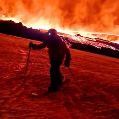 Espectacular toma: snowboard junto a la lava del volcán Etna