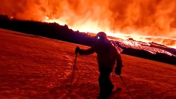 Marco Bassot en el Etna, esquiando, con lava al fondo, en febrero del 2025.
