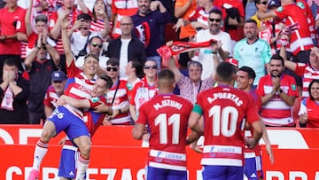 El Granada celebra un gol frente al Lugo en Los C¨¢rmenes.