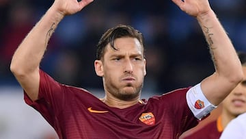 El jugador del AS Roma Francesco Totti reacciona hoy, miércoles 1 de febrero de 2017, durante un partido de cuartos des final de la Copa de Italia entrea el AS Roma y el AC Cesena, disputado en el estadio olímpico de Roma (Italia).