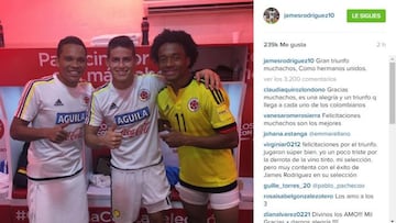 James celebra con sus 'panitas' en el vestuario del Metro