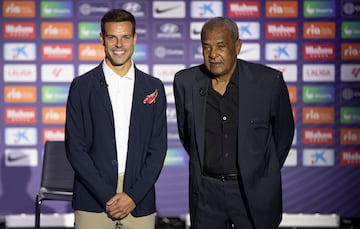 César Azpilicueta junto a la layenda rojiblanca, Luiz Pereira.