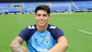 Antoñito Cordero sobre el césped de La Rosaleda.