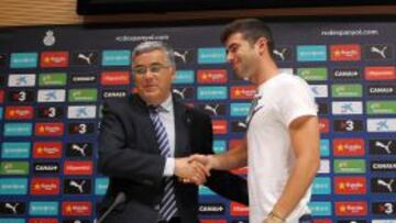 Jordi Amat, junto al presidente del Espanyol, Joan Collet, se despide del club perico. 