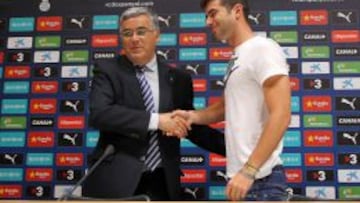 Jordi Amat, junto al presidente del Espanyol, Joan Collet, se despide del club perico. 