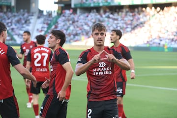 Hugo Rincñon festeja el 0-1.