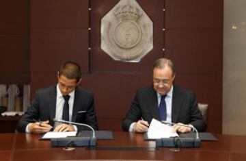 Primer d¨ªa de Chicharito en Madrid