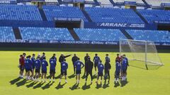 Los jugadores del Zaragoza atienden a JIM en un entrenamiento en La Romareda.