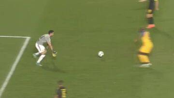 El desastre hecho jugada: Burki no sabía dónde meterse tras esto