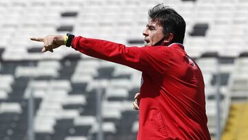 Futbol, Colo Colo vs Deportes Antofagasta.
Duodecima fecha, campeonato nacional 2020.
El entrenador de Colo Colo Gustavo Quinteros da instrucciones a sus jugadores durante el partido de primera division disputado contra Deportes Antofagasta en el Estadio Monumental de Santiago, Chile.
10/11/2020
Marcelo Hernandez/Photosport
Football, Colo Colo vs Deportes Antofagasta.
10th date, 2020 National Championship.
Colo Colo«s manager Gustavo Quinteros instructs his players during the first division football match played against Deportes Antofagasta at the Monumental stadium in Santiago, Chile.
10/11/2020
Marcelo Hernandez/Photosport
