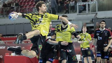 Un jugador del Ademar León lanza a portería durante su partido ante el Logroño La Rioja en la Copa del Rey de Balonmano 2020.