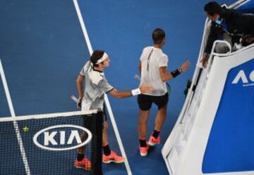 Roger Federer y Rafa Nadal saludan al juez de silla tras finalizar la final.