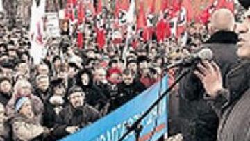 <b>A LA POLÍTICA.</b> Gary Kasparov durante un mitín en Moscú