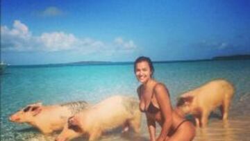 Irina, con los tres cerdos en la playa.