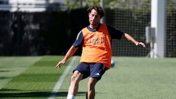 Álvaro Odriozola golpea el balón en un entrenamiento de la pretemporada del Real Madrid.