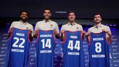 Las nuevas incorporaciones de la sección de baloncesto del Barça para la temporada 2023-2024, Joel Parra (2-d), Willy Hernangómez (2-i), Darío Brizuela (d) y Jabari Parker (i), asisten a una rueda de prensa durante su presentación oficial este jueves en Barcelona.