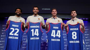 Las nuevas incorporaciones de la secci¨®n de baloncesto del Bar?a para la temporada 2023-2024: Joel Parra, Willy Hernang¨®mez), Dar¨ªo Brizuela y Jabari Parker, en su presentaci¨®n oficial.
