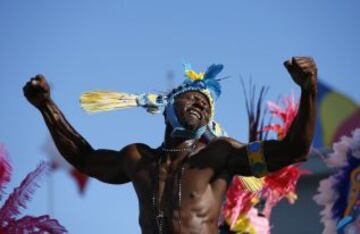 Un bailarín tradicional de las Bahamas durante la ceremonia de inauguración de los Campeonatos del Mundo de la IAAF Relays en Nassau, Bahamas.
