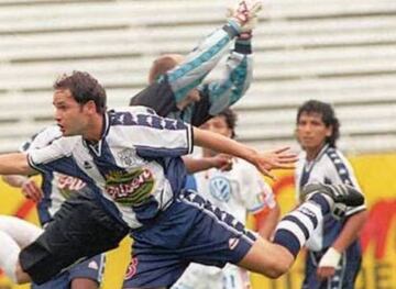 Marulanda con la de Alianza Lima en un partido amistoso frente al Puebla, en 1997.