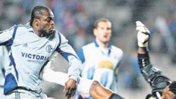 <b>IMPARABLES. </b>Ni siquiera Kameni, que se empleó así ante Asamoah, pudo evitar el vendaval goleador de un Schalke muy superior.