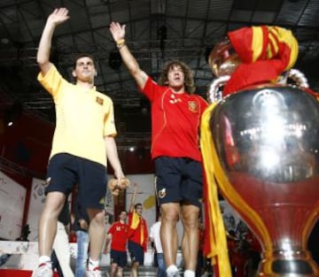 Puyol con Casillas celebran la Eurocopa de 2008.