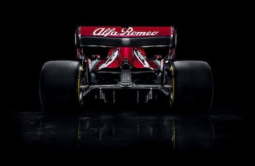 Kimi Raikkonen y Antonio Giovinazzi, los pilotos, destaparon el C38 desarrollado por Sauber con su decoración final, blanca y roja como en 2018.