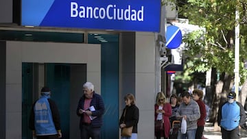 Pensioners queue outside a bank during the novel coronavirus (COVID-19) outbreak in Buenos Aires on April 3, 2020. - Mandatory containment measures have been put in place in many Latin America countries, with strict lockdowns in place in Argentina, Colombia, Peru, Chile, El Salvador and Panama. (Photo by JUAN MABROMATA / AFP)