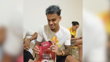 El colombiano fue sorprendido con un control de PS4 personalizado que llevaba el escudo del Bayern y el nombre de su excompañero y amigo, que con una emotiva sonrisa lo recordó.