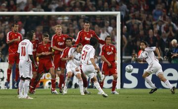 Con el Milan ganó su segunda Copa de Europa en 2007. Vengándose contra el Liverpool por la final perdida 2 años antes.
En la imagen falta que bota Pirlo e Inzaghi desvía para engañar a Reina y poner el 0-1.