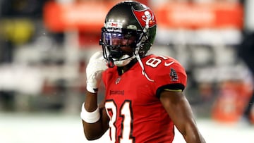El WR refirmó por un año con Tampa Bay; para que el pacto se haga oficial debe aprobar los exámenes físicos tras una cirugía en la rodilla.