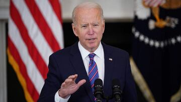 (ARCHIVOS) En esta foto de archivo, el presidente de los Estados Unidos, Joe Biden, habla sobre el informe de empleos de marzo en el Comedor Estatal de la Casa Blanca en Washington, DC, el 2 de abril de 2021. 