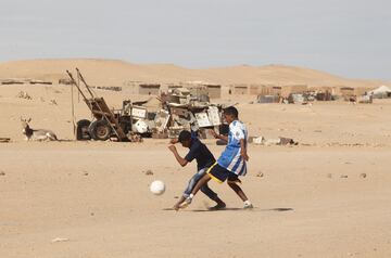 Fútbol en el campo de refugiados de Auserd de Tindouf.