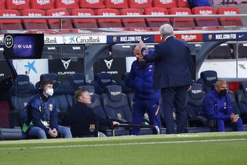 Ronald Koeman, entrenador del FC Barcelona abandona el terreno de juego tras recibir una tarjeta roja durante el partido de La Liga Santander entre el FC Barcelona y el Granada CF