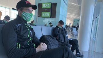 Los jugadores del Cornellà en la sala de espera del aeropuerto pendientes de la situación de su equipaje.