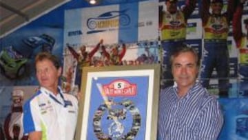 Carlos Sainz recibe el premio.