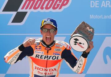 M芍rquez celebrando su victoria en el podio del Gran Premio de Arag車n.