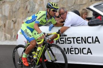 Sergio Paulinho atendido por el médico tras ser atropellado por una moto.